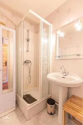 Salle de bains dans l'établissement Résidence Setives - Studio lumineux et confortable avec vue sur les montagnes MAE-1153