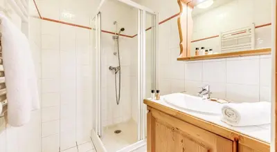 Salle de bains dans l'établissement Résidence Les Alpages - 3 Pièces pour 6 Personnes MAE-4703