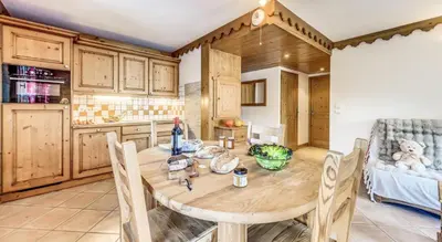 Cuisine ou kitchenette dans l'établissement Résidence Les Alpages - 3 Pièces pour 6 Personnes MAE-4703