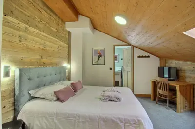 Un ou plusieurs lits dans un hébergement de l'établissement ARC 1950 - Appartement 8 personnes Duplex Cheminée - ski aux pieds - Sauna, Hammam, Jacuzzi, Piscine