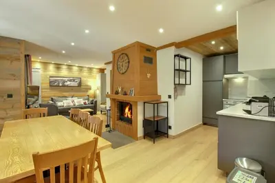 Cuisine ou kitchenette dans l'établissement ARC 1950 - Appartement 8 personnes Duplex Cheminée - ski aux pieds - Sauna, Hammam, Jacuzzi, Piscine