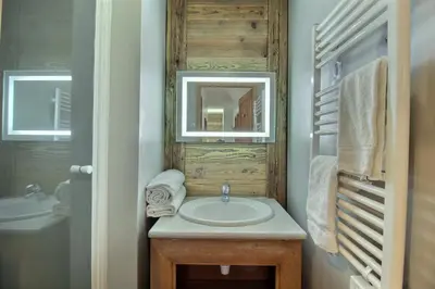 Salle de bains dans l'établissement ARC 1950 - Appartement 8 personnes Duplex Cheminée - ski aux pieds - Sauna, Hammam, Jacuzzi, Piscine