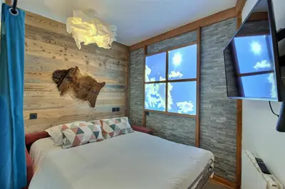 Un ou plusieurs lits dans un hébergement de l'établissement ARC 1950 - Appartement 8 personnes Duplex Cheminée - ski aux pieds - Sauna, Hammam, Jacuzzi, Piscine