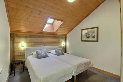 Un ou plusieurs lits dans un hébergement de l'établissement ARC 1950 - Appartement 8 personnes Duplex Cheminée - ski aux pieds - Sauna, Hammam, Jacuzzi, Piscine