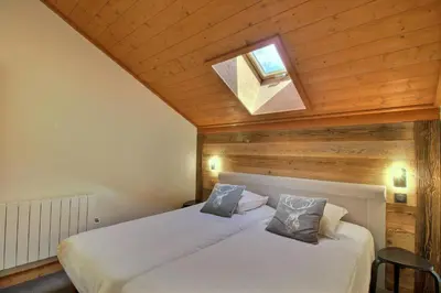 Un ou plusieurs lits dans un hébergement de l'établissement ARC 1950 - Appartement 8 personnes Duplex Cheminée - ski aux pieds - Sauna, Hammam, Jacuzzi, Piscine