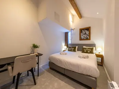 Un ou plusieurs lits dans un hébergement de l'établissement Appartement chaleureux avec Wi-Fi et parking à Val-d'Isère - FR-1-694-429