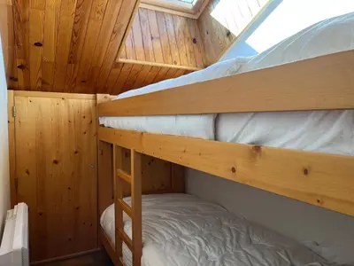 Un ou plusieurs lits dans un hébergement de l'établissement Appartement cosy avec balcon au centre, capacité 4 pers. - FR-1-464-253