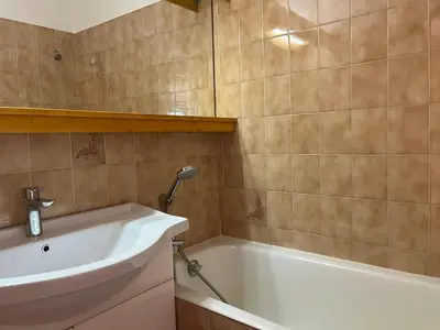 Salle de bains dans l'établissement Appartement cosy avec balcon au centre, capacité 4 pers. - FR-1-464-253