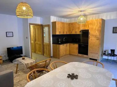 Coin salon dans l'établissement Bel appartement avec grande terrasse, proche du téléphérique - FR-1-464-251