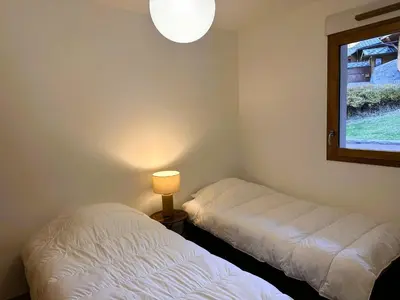 Un ou plusieurs lits dans un hébergement de l'établissement Bel appartement avec grande terrasse, proche du téléphérique - FR-1-464-251