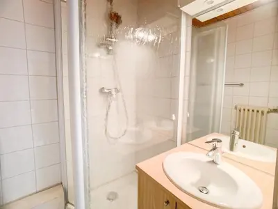 Salle de bains dans l'établissement Confortable Apt 8 Pers, Pieds des Pistes, Balcon, Animaux Bienvenus - FR-1-502-464