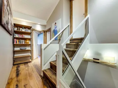 Bibliothèque dans l'appartement