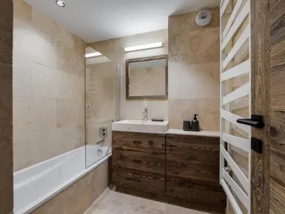 Salle de bains dans l'établissement Résidence Turios 2 - Appartement entièrement rénové ski aux pieds Parking couvert MAE-2883