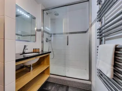 Salle de bains dans l'établissement Résidence Rond Point Des Pistes - Appartement confortable Ski aux pieds Balcon MAE-2923