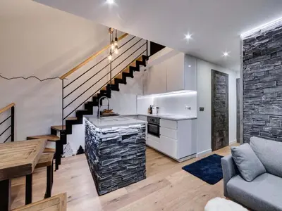 Cuisine ou kitchenette dans l'établissement Résidence Val D'isere Village - Appartement entièrement rénové Ski aux pieds Parking couvert MAE-3043
