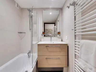 Salle de bains dans l'établissement Résidence Val D'isere Village - Appartement lumineux Au pied des pistes Parking couvert MAE-3113