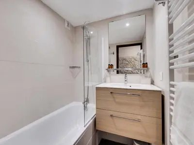 Salle de bains dans l'établissement Résidence Val D'isere Village - Appartement lumineux Au pied des pistes Parking couvert MAE-3113