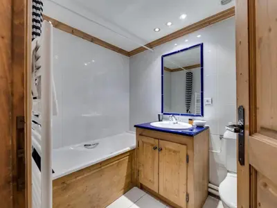 Salle de bains dans l'établissement Résidence Aiglon - Appartement agréable Centre station MAE-3133
