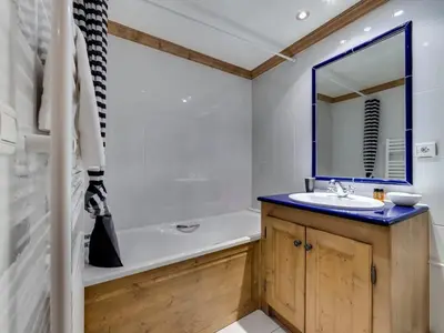 Salle de bains dans l'établissement Résidence Aiglon - Appartement agréable Centre station MAE-3133