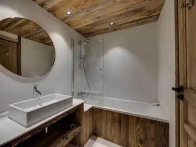 Salle de bains dans l'établissement Résidence Coeur De Val - Appartement entièrement rénové Vieux Village MAE-3243