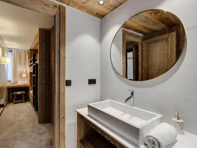 Salle de bains dans l'établissement Résidence Coeur De Val - Appartement entièrement rénové Vieux Village MAE-3243