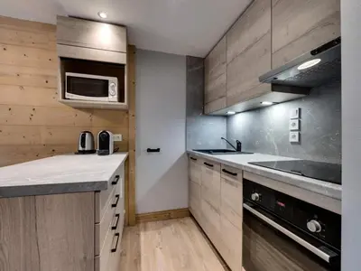 Cuisine ou kitchenette dans l'établissement Résidence Val D'isere Village - Appartement confortable Ski aux pieds Parking couvert MAE-3303