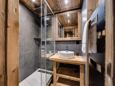 Salle de bains dans l'établissement Résidence Val D'isere Village - Appartement entièrement rénové, au pied des pistes MAE-3323
