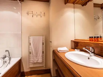 Salle de bains dans l'établissement Résidence Coeur De Val - Appartement spacieux Vieux Village MAE-7383