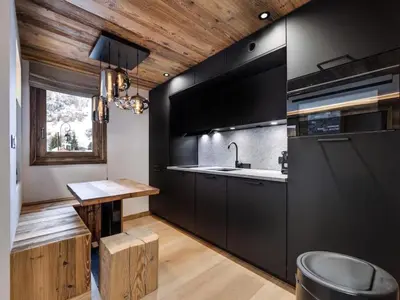 Cuisine ou kitchenette dans l'établissement Résidence Val D'isere Village - Appartement entièrement rénové Ski aux pieds Parking couvert MAE-7413