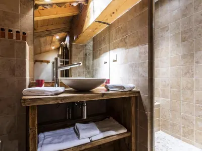 Salle de bains dans l'établissement Chalet Lecommandeur - Appartement duplex confortable Ski aux pieds Balcon MAE-7423