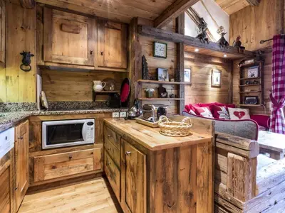Cuisine ou kitchenette dans l'établissement Chalet Lecommandeur - Appartement duplex confortable Ski aux pieds Balcon MAE-7423