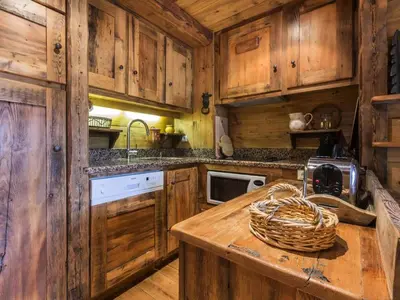 Cuisine ou kitchenette dans l'établissement Chalet Lecommandeur - Appartement duplex confortable Ski aux pieds Balcon MAE-7423