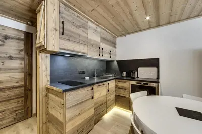 Cuisine ou kitchenette dans l'établissement Résidence Val D'isere Village - Appartement entièrement rénové Ski aux pieds Parking couvert MAE-7483