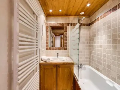 Salle de bains dans l'établissement Résidence Val D'isere Village - Appartement lumineux Ski aux pieds Parking couvert MAE-7503