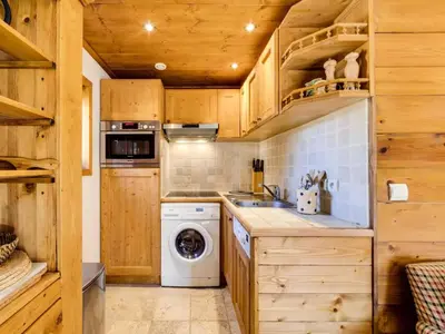 Cuisine ou kitchenette dans l'établissement Résidence Val D'isere Village - Appartement lumineux Ski aux pieds Parking couvert MAE-7503