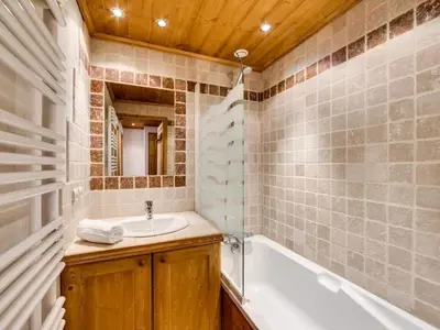 Salle de bains dans l'établissement Résidence Val D'isere Village - Appartement lumineux Ski aux pieds Parking couvert MAE-7503