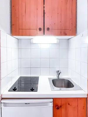 Cuisine ou kitchenette dans l'établissement Chalet Club Iv - Joli studio pour 2 personnes situé dans le quartier du Val Claret, proche des pistes. MAE-9293