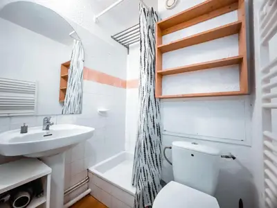 Salle de bains dans l'établissement Chalet Club Iv - Joli studio pour 2 personnes situé dans le quartier du Val Claret, proche des pistes. MAE-9293