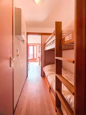 Un ou plusieurs lits dans un hébergement de l'établissement Chalet Club Iv - Joli studio pour 2 personnes situé dans le quartier du Val Claret, proche des pistes. MAE-9293