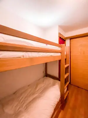 Un ou plusieurs lits dans un hébergement de l'établissement Chalet Club Iv - Joli studio pour 2 personnes situé dans le quartier du Val Claret, proche des pistes. MAE-9293