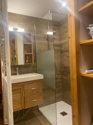 Salle de bains dans l'établissement Les 4000 - Vue à couper le souffle, charme montagnard et confort moderne pour 4 à 6 personnes à 200m des pistes