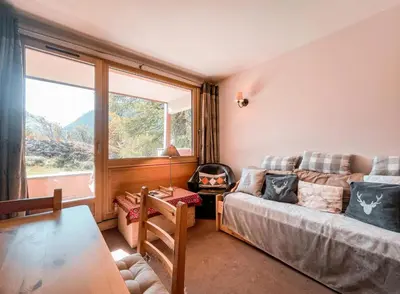 Coin salon dans l'établissement Résidence Saint Michel - Charmant appartement 2 pièces 6 personnes au calme avec garage, offrant une vue sur les montagnes, proche des pistes, dans le qu MAE-6743