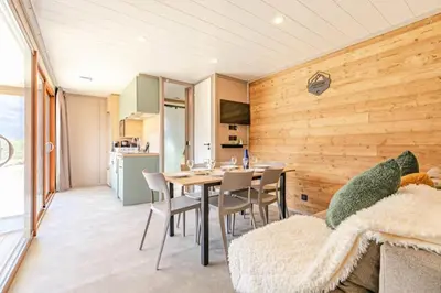 Cuisine ou kitchenette dans l'établissement Résidence Camping La Buidonniere - Chalet confortable et lumineux en pleine nature MAE-1033