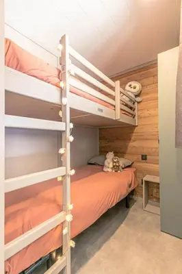 Un ou plusieurs lits dans un hébergement de l'établissement Résidence Camping La Buidonniere - Chalet confortable et lumineux en pleine nature MAE-1033