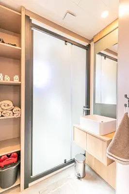Salle de bains dans l'établissement Résidence Camping La Buidonniere - Chalet confortable et lumineux en pleine nature MAE-1033