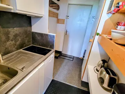Cuisine ou kitchenette dans l'établissement Studio cabine 4 pers au centre station avec WIFI - FR-1-346-583