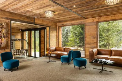 Coin salon dans l'établissement Black Diamond - Chalet Charlie