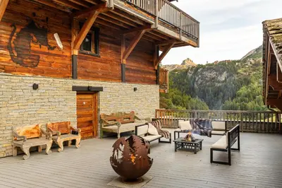 Vue générale sur la montagne ou vue sur la montagne depuis le chalet