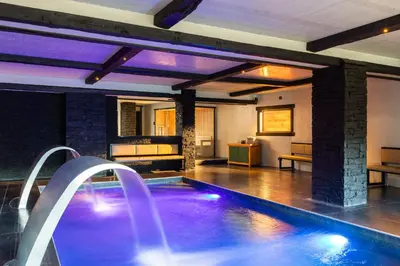 Piscine de l'établissement Black Diamond - Chalet Bansky ou située à proximité
