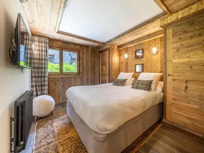 Un ou plusieurs lits dans un hébergement de l'établissement Appartement de standing avec cheminée et WiFi à Val-d'Isère - FR-1-694-435